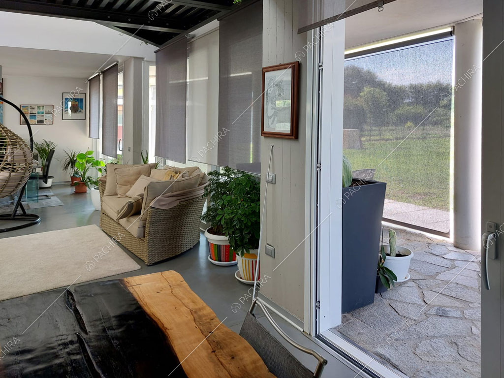 Luminosa zona living della villa Luzon, location in stile moderno a Padova