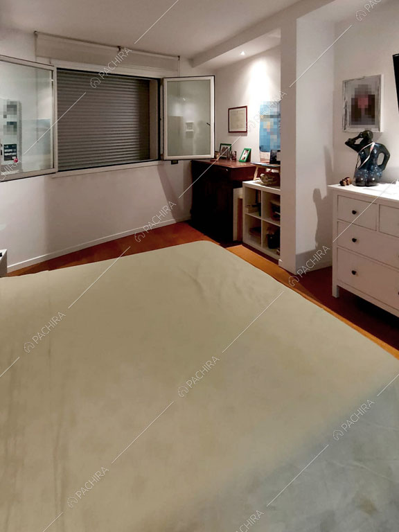 Pavimento in parquet della camera da letto matrimoniale della villa Luzon, location in stile moderno a Padova