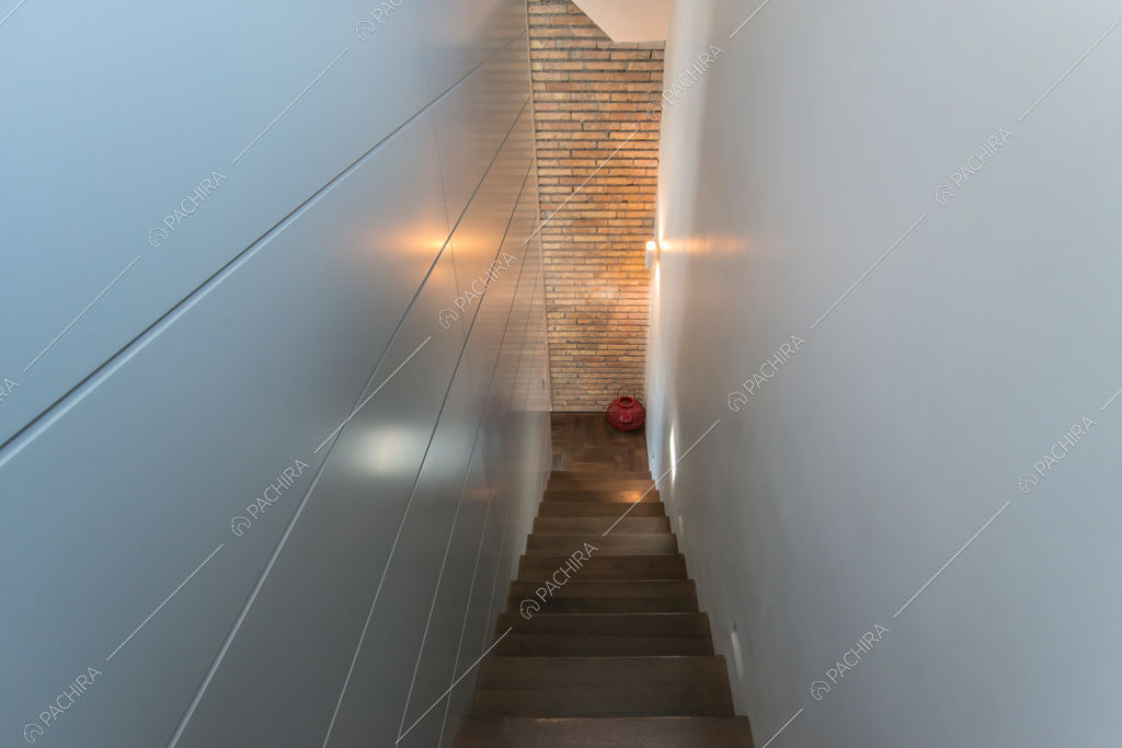 Scale dell'attico Karite, location in stile contemporaneo a Roma