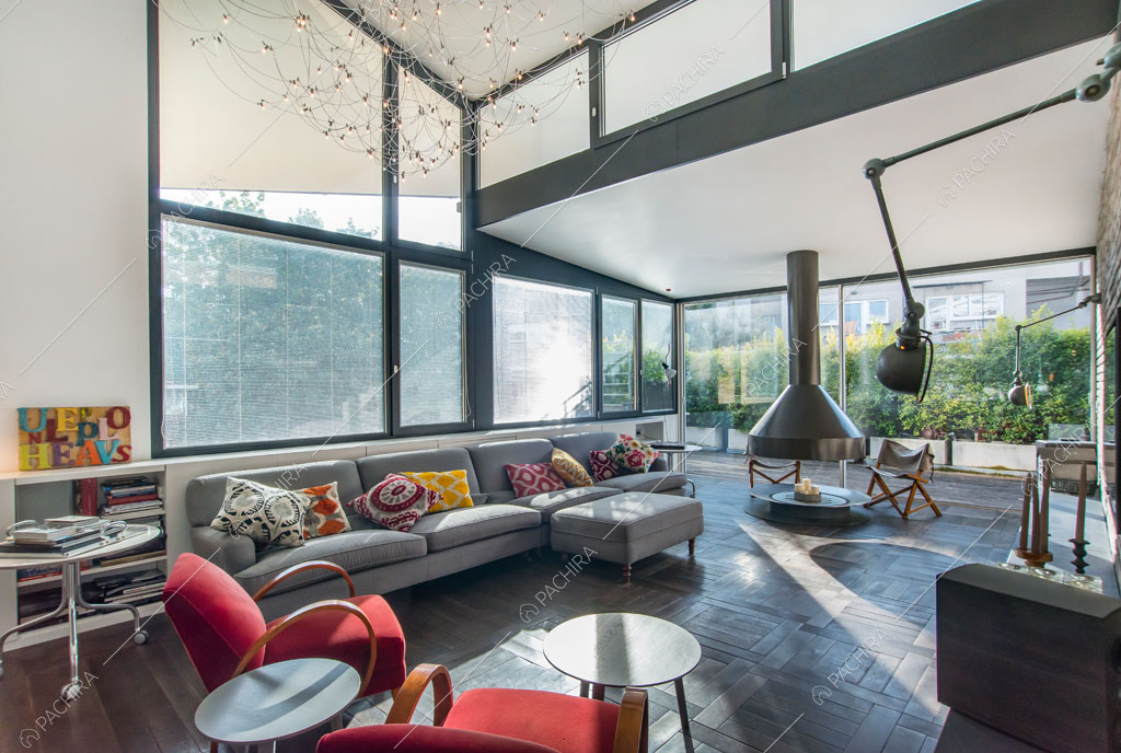 Ampie vetrate nella zona living dell'attico Karite, location in stile contemporaneo a Roma