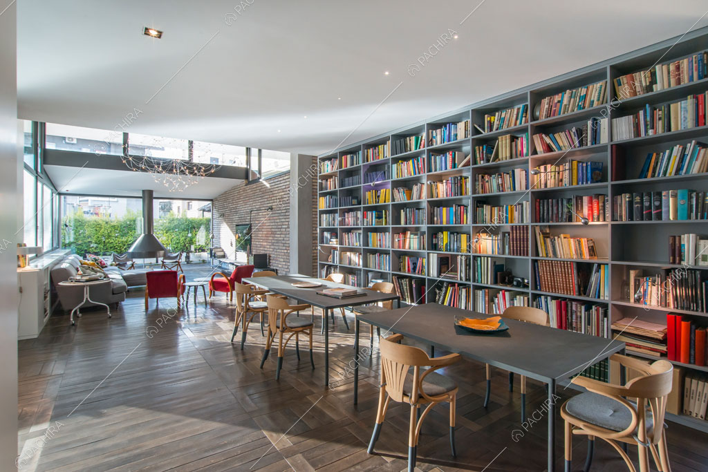 Libreria nella zona living dell'attico Karite, location in stile contemporaneo a Roma
