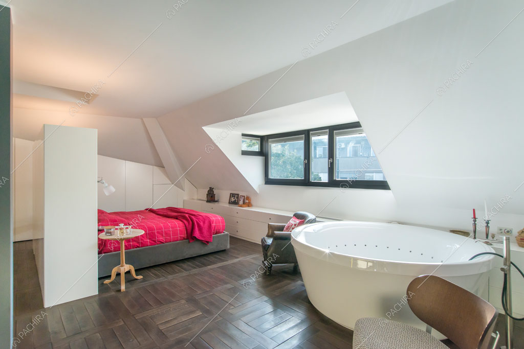 Pavimento in parquet nella camera da letto dell'attico Karite, location in stile contemporaneo a Roma