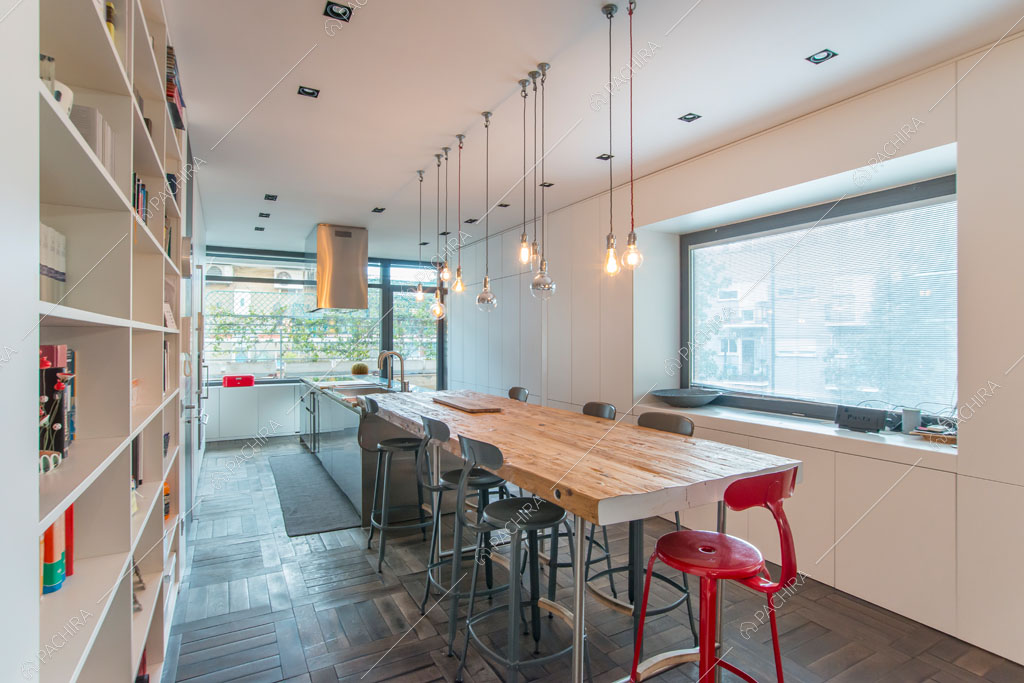 Cucina a vista con isola dell'attico Karite, location in stile contemporaneo a Roma