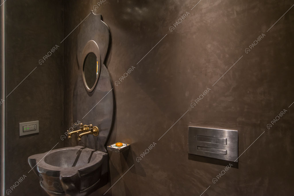 Bagno con pareti nere dell'attico Karite, location in stile contemporaneo a Roma