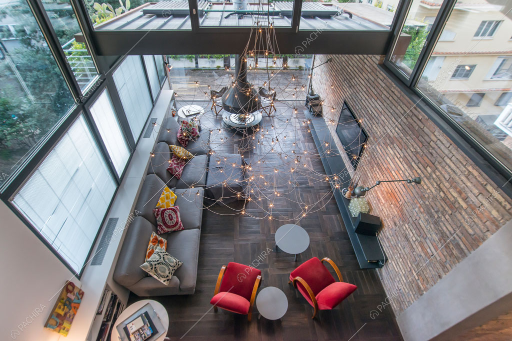 Vista dall'alto sulla zona living dell'attico Karite, location in stile contemporaneo a Roma