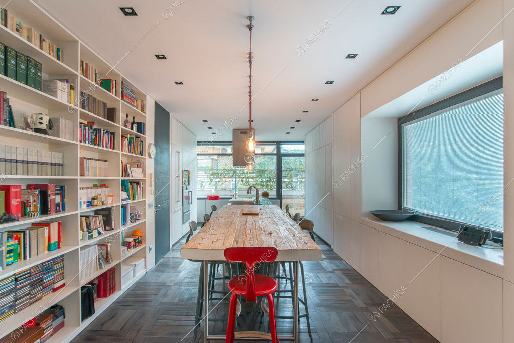 Sala da pranzo e vista sulla cucina dell'attico Karite, location in stile contemporaneo a Roma