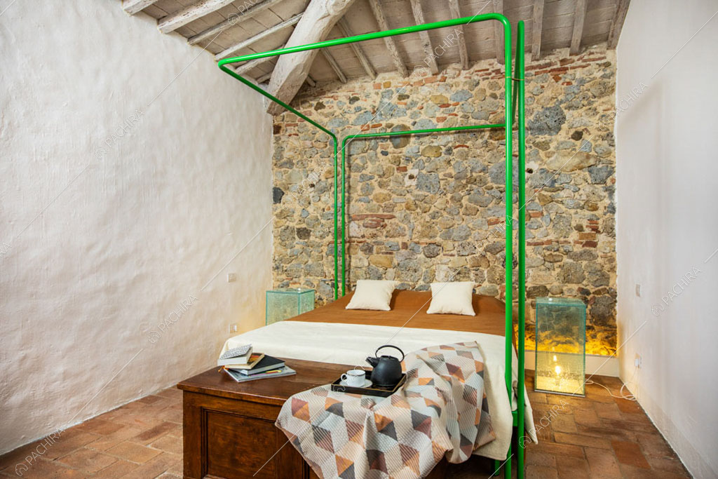 Camera con letto a baldacchino della villa Bardenas, location in stile rustico a Siena