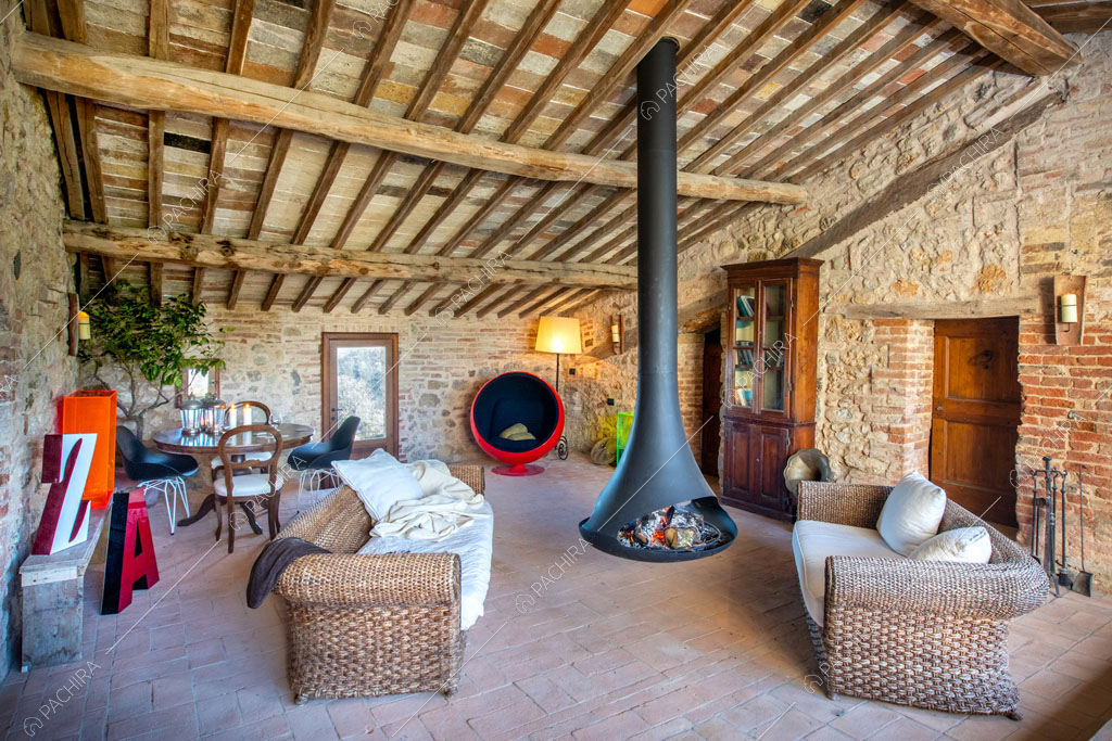 Salotto con camino sospeso della villa Bardenas, location in stile rustico a Siena