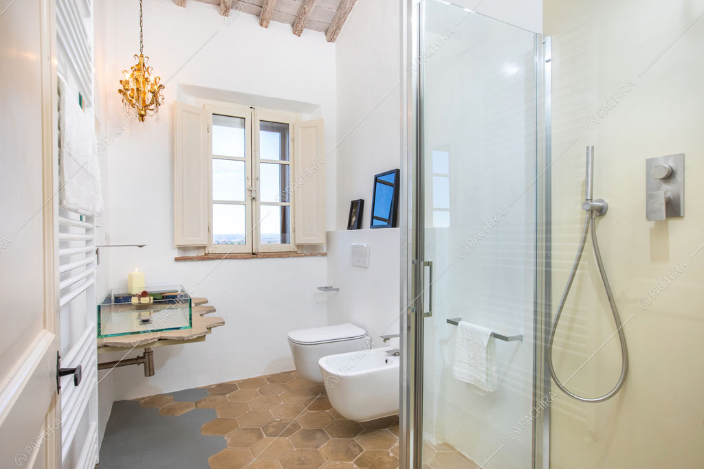 Bagno con cementine sul pavimento della villa Bardenas, location in stile rustico a Siena