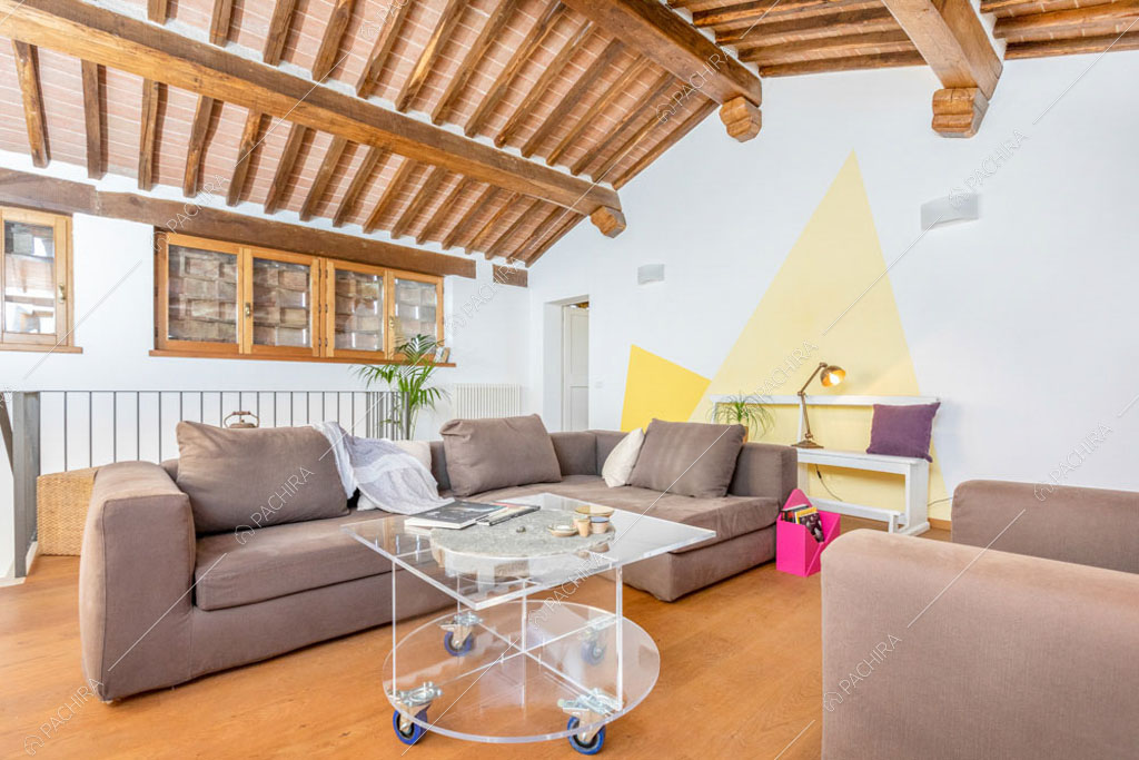 Sala con pavimento in parquet della villa Bardenas, location in stile rustico a Siena