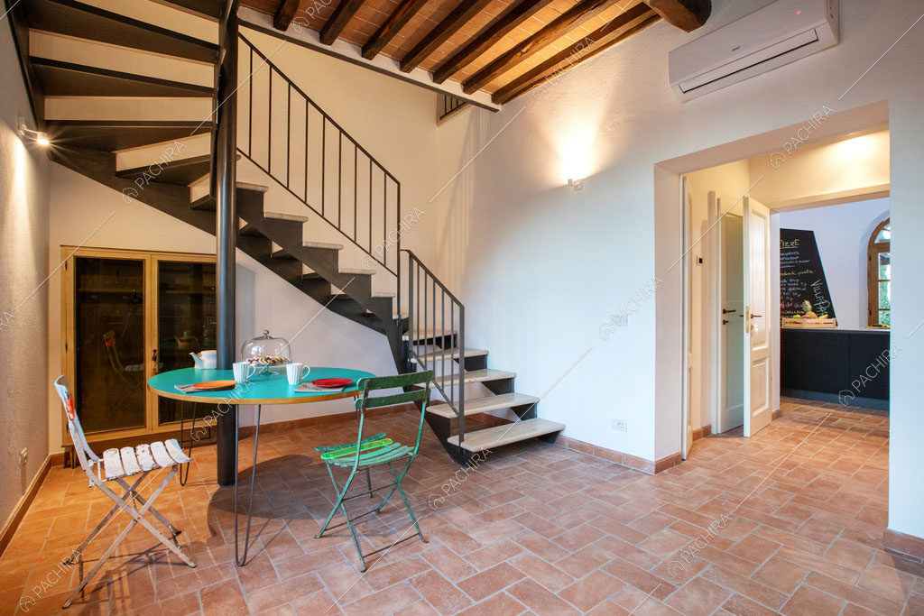 Scale in metallo della villa Bardenas, location in stile rustico a Siena