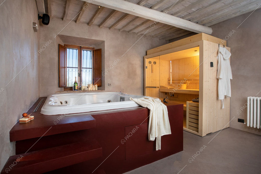 Spa con sauna e vasca idromassaggio della villa Bardenas, location in stile rustico a Siena