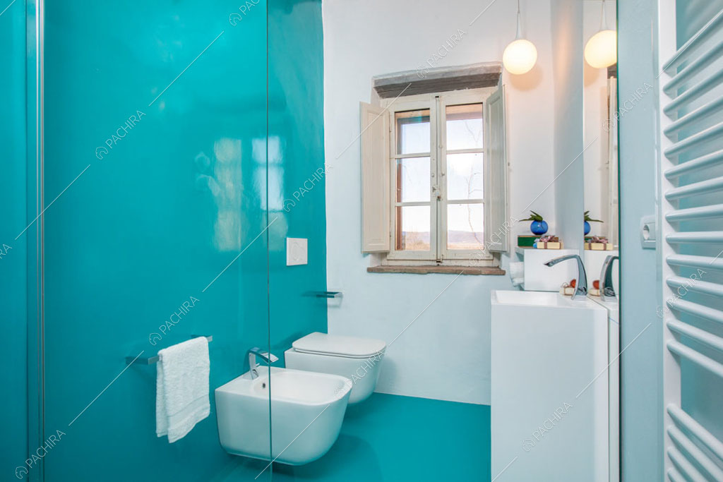 Bagno con pavimento e parete azzurri della villa Bardenas, location in stile rustico a Siena
