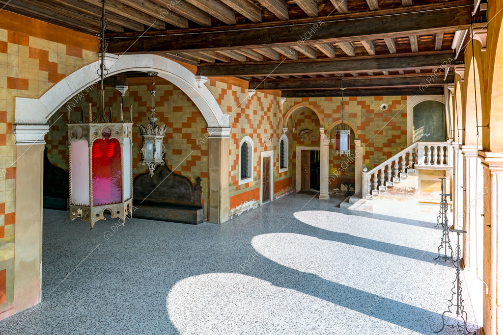 Salone con soffitto a cassettoni della dimora storica Visayan, location in stile classico a Vicenza