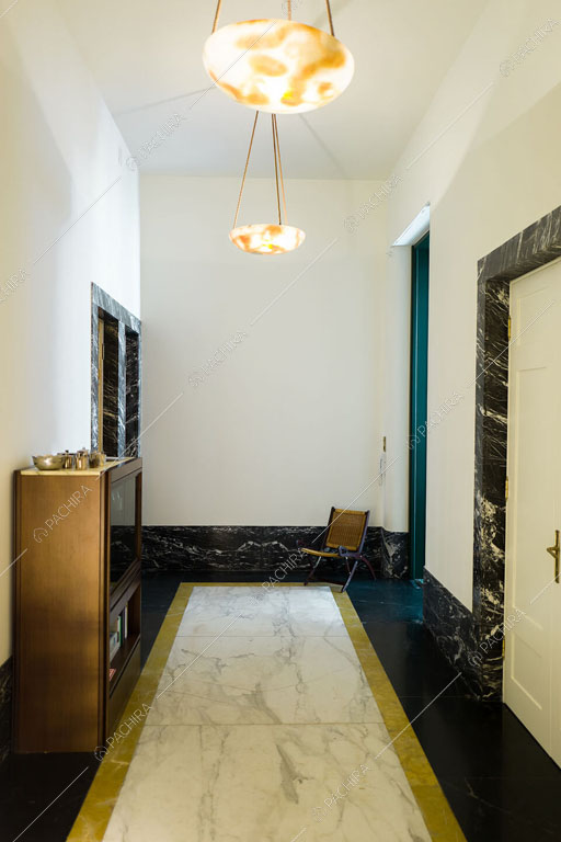 Corridoio con pavimento in marmo dell'appartamento Argentino, location in stile classico a Trieste