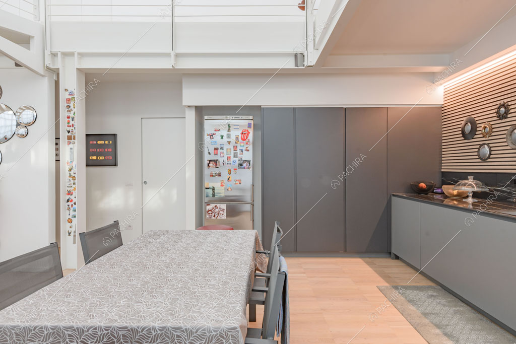 Tavolo da pranzo nella cucina del loft Crisopazio, location in stile contemporaneo a Milano