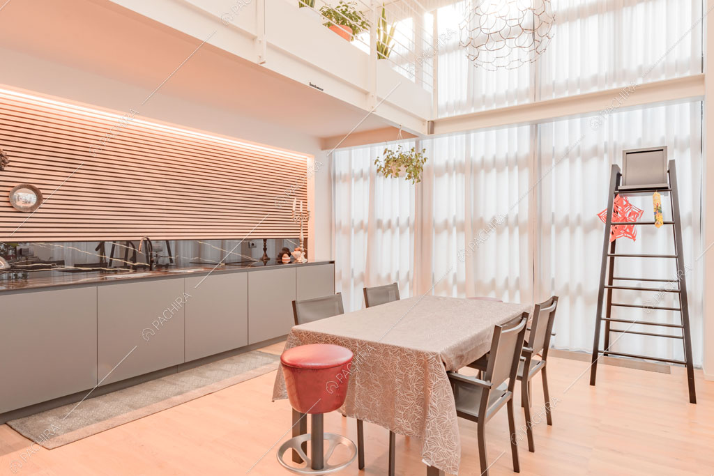 Zona living con cucina a parete del loft Crisopazio, location in stile contemporaneo a Milano