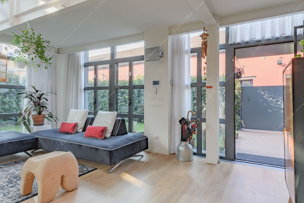Pavimento in parquet nella zona living del loft Crisopazio, location in stile contemporaneo a Milano