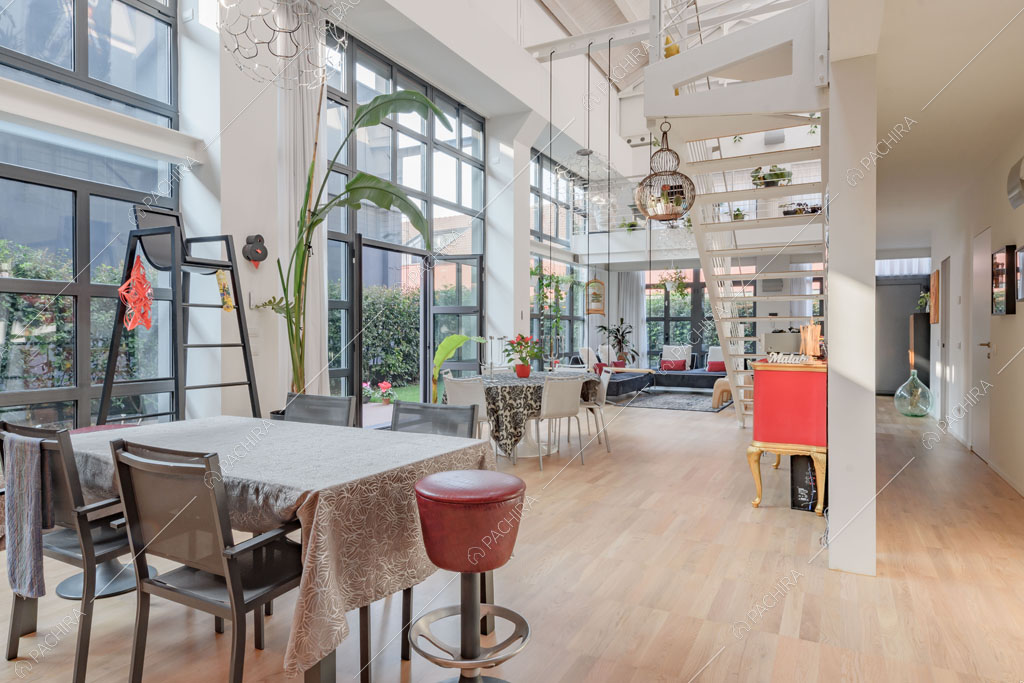 Pavimento in parquet e vetrate nella sala del loft Crisopazio, location in stile contemporaneo a Milano