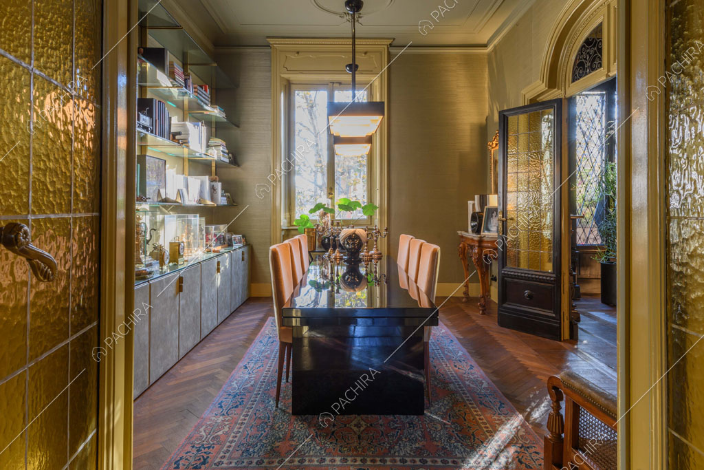 Libreria nella sala da pranzo dell'appartamento Garbino, location in stile classico a Milano