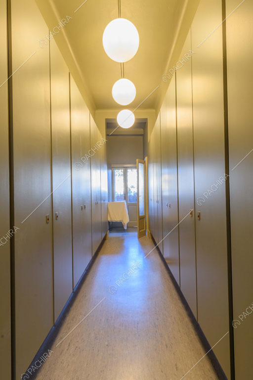 Corridoio con armadi a muro dell'appartamento Garbino, location in stile classico a Milano