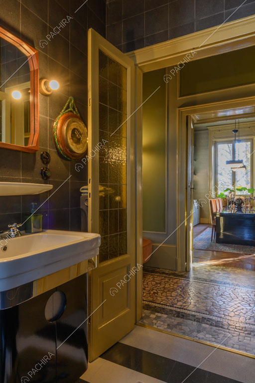 Bagno con vista sulla sala da pranzo dell'appartamento Garbino, location in stile classico a Milano