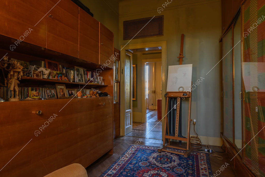 Studio con pavimento in parquet dell'appartamento Garbino, location in stile classico a Milano