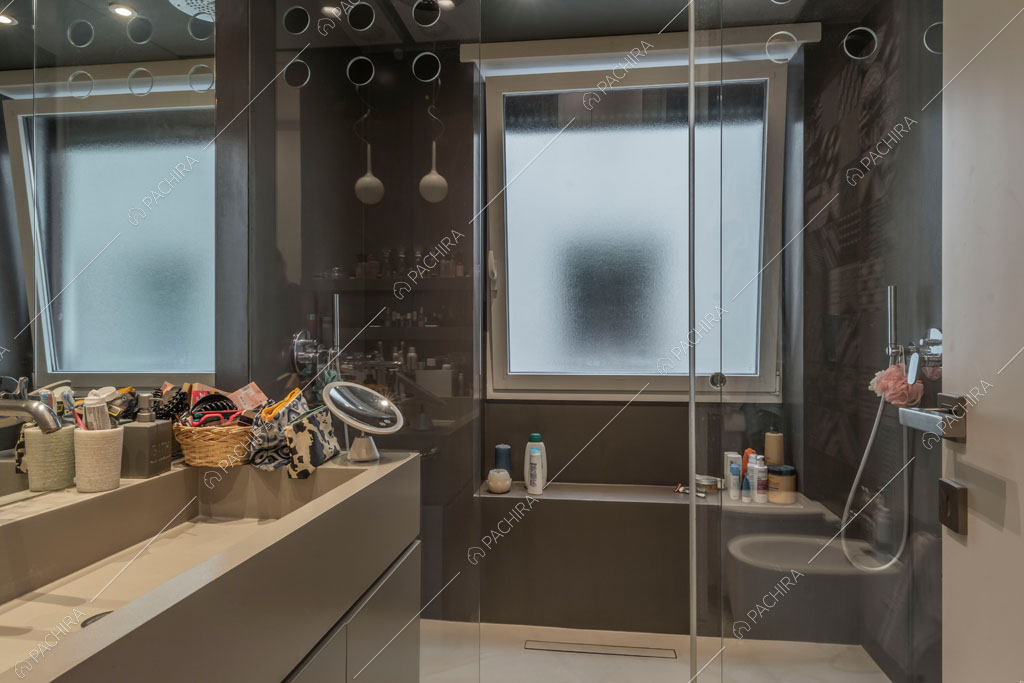 Box doccia nel bagno dell'appartamento Mate, location in stile contemporaneo a Roma