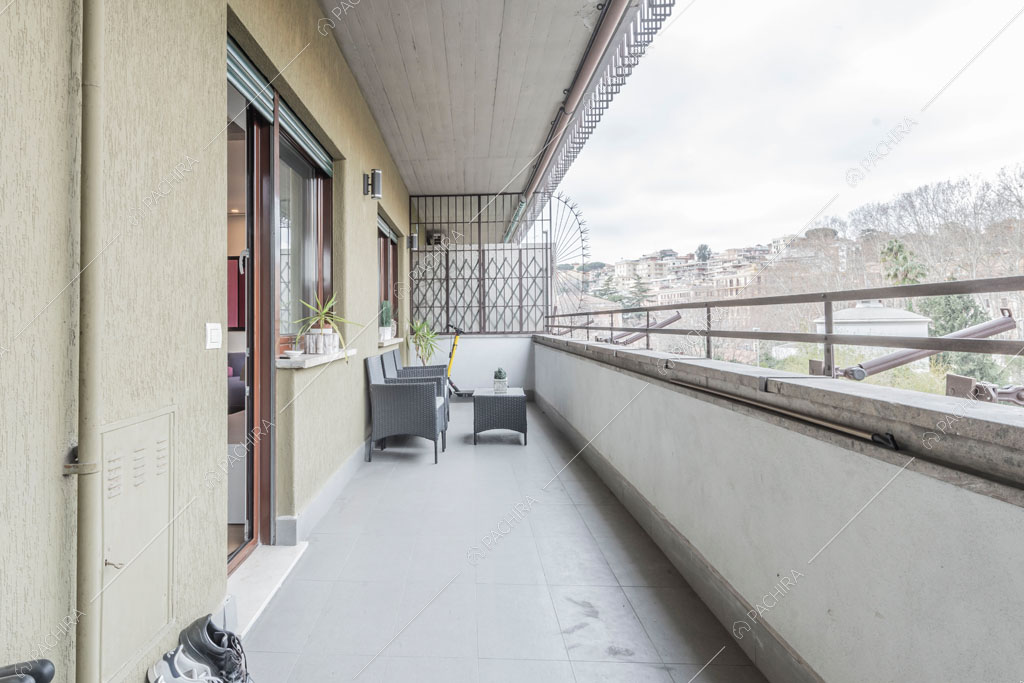 Terrazza con vista sulla città dell'appartamento Mate, location in stile contemporaneo a Roma