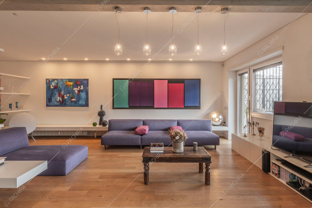 Pavimento in parquet con divani viola dell'appartamento Mate, location in stile contemporaneo a Roma