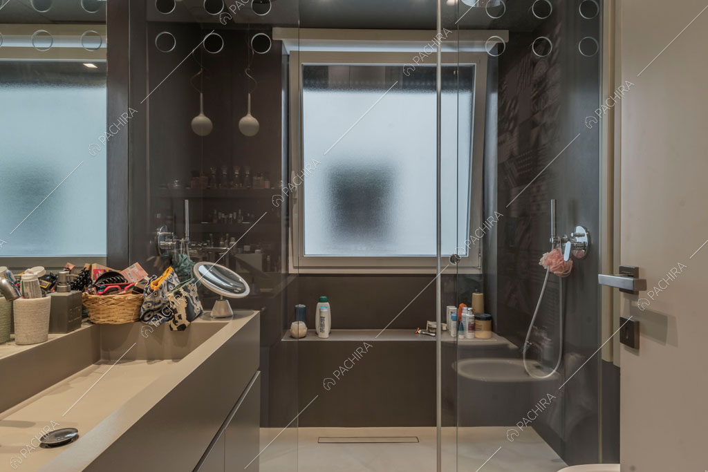 Bagno dell'appartamento Mate, location in stile contemporaneo a Roma