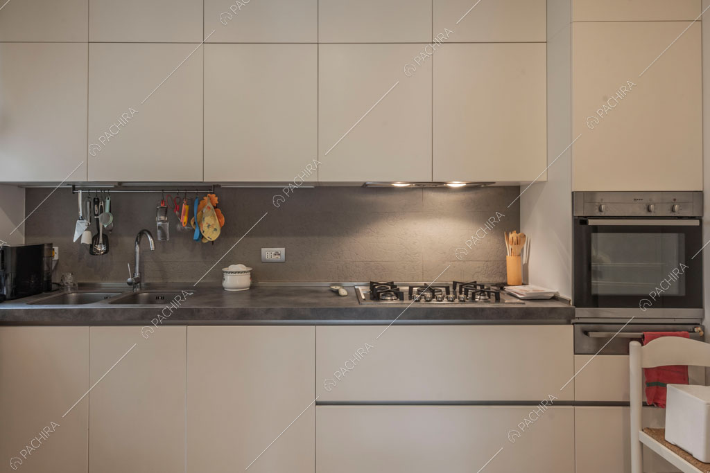 Cucina a parete con fornelli a gas dell'appartamento Mate, location in stile contemporaneo a Roma