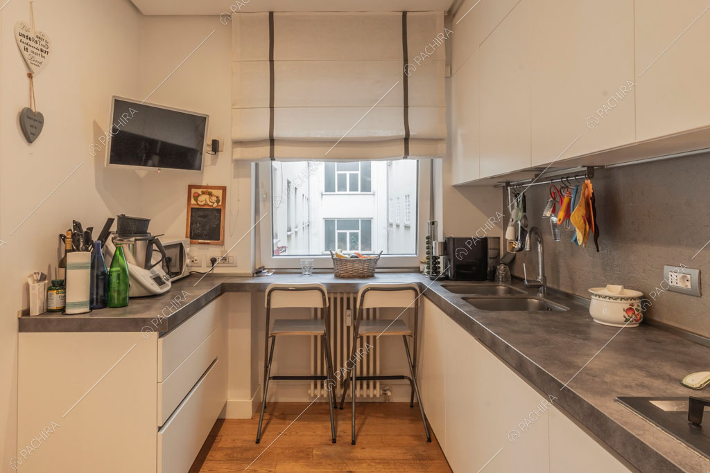 Cucina a parete dell'appartamento Mate, location in stile contemporaneo a Roma