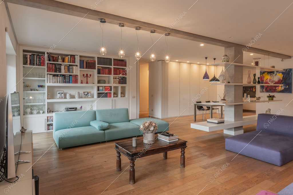 Luminosa zona living con pavimento in parquet dell'appartamento Mate, location in stile contemporaneo a Roma