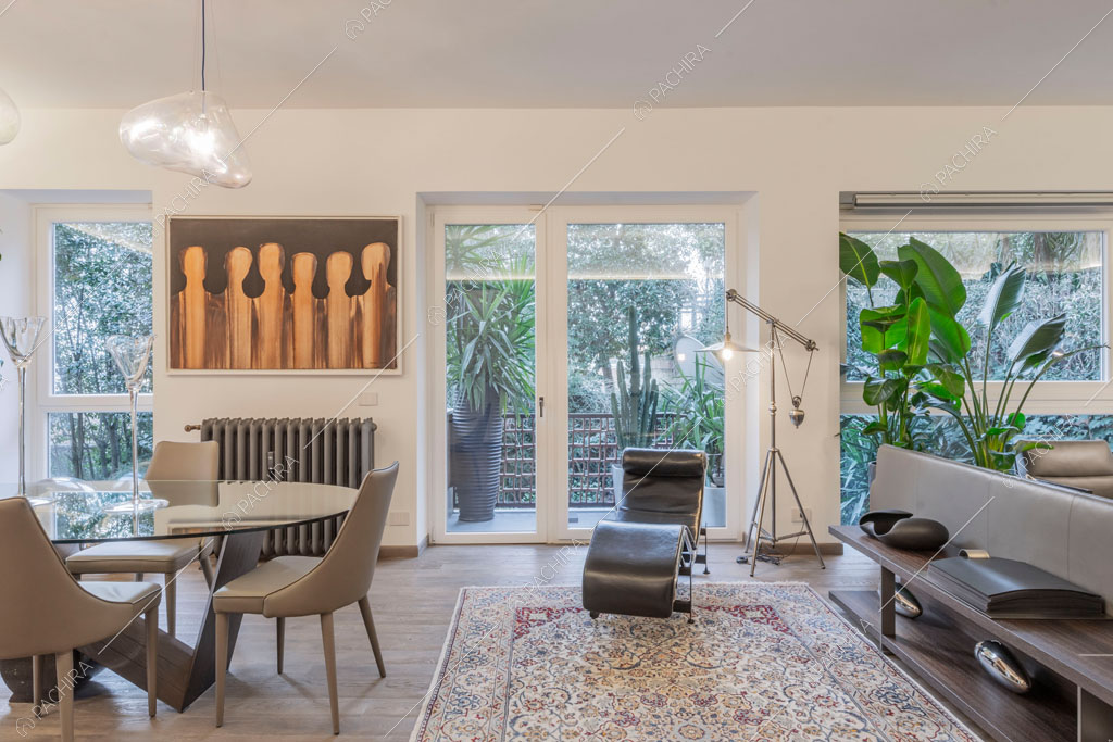 Pareti bianche della sala dell'appartamento Jojoba, location in stile contemporaneo a Roma