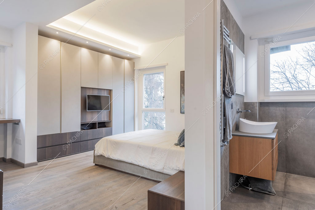 Camera da letto con bagno privato dell'appartamento Jojoba, location in stile contemporaneo a Roma