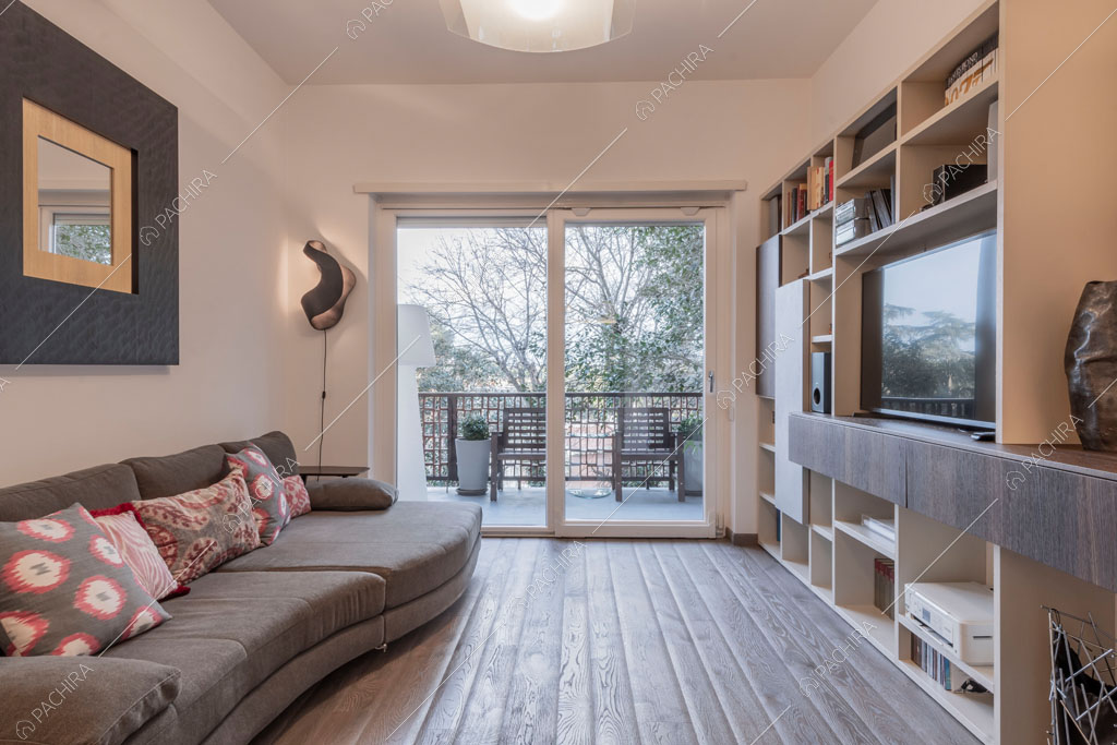 Salotto con porta finestra dell'appartamento Jojoba, location in stile contemporaneo a Roma