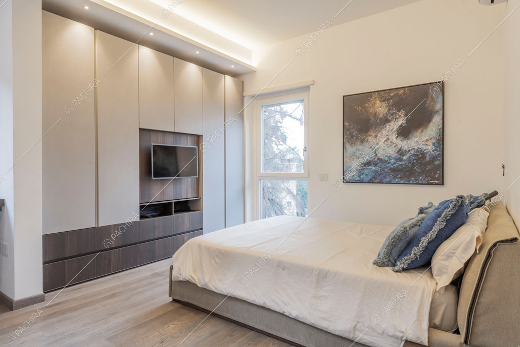 Pareti bianche della camera da letto dell'appartamento Jojoba, location in stile contemporaneo a Roma