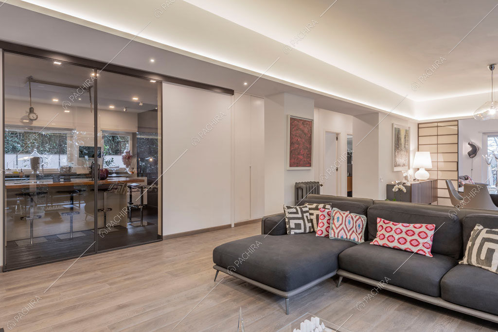 Zona living con cucina a vista dell'appartamento Jojoba, location in stile contemporaneo a Roma