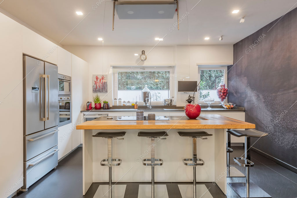 Cucina a isola dell'appartamento Jojoba, location in stile contemporaneo a Roma