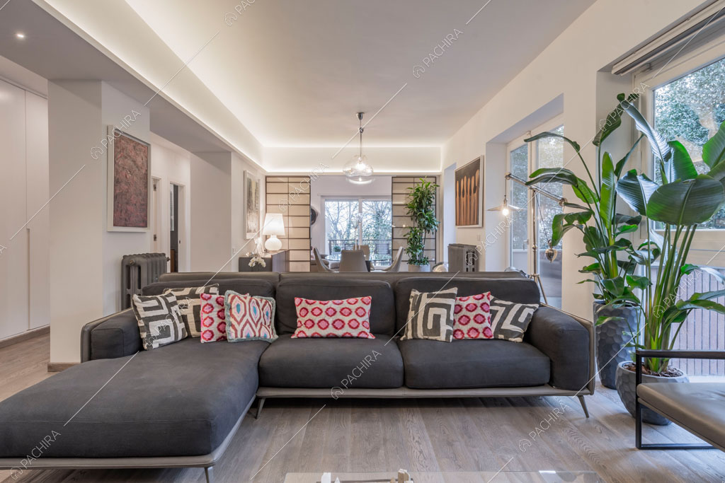 Sala con pavimento in parquet dell'appartamento Jojoba, location in stile contemporaneo a Roma