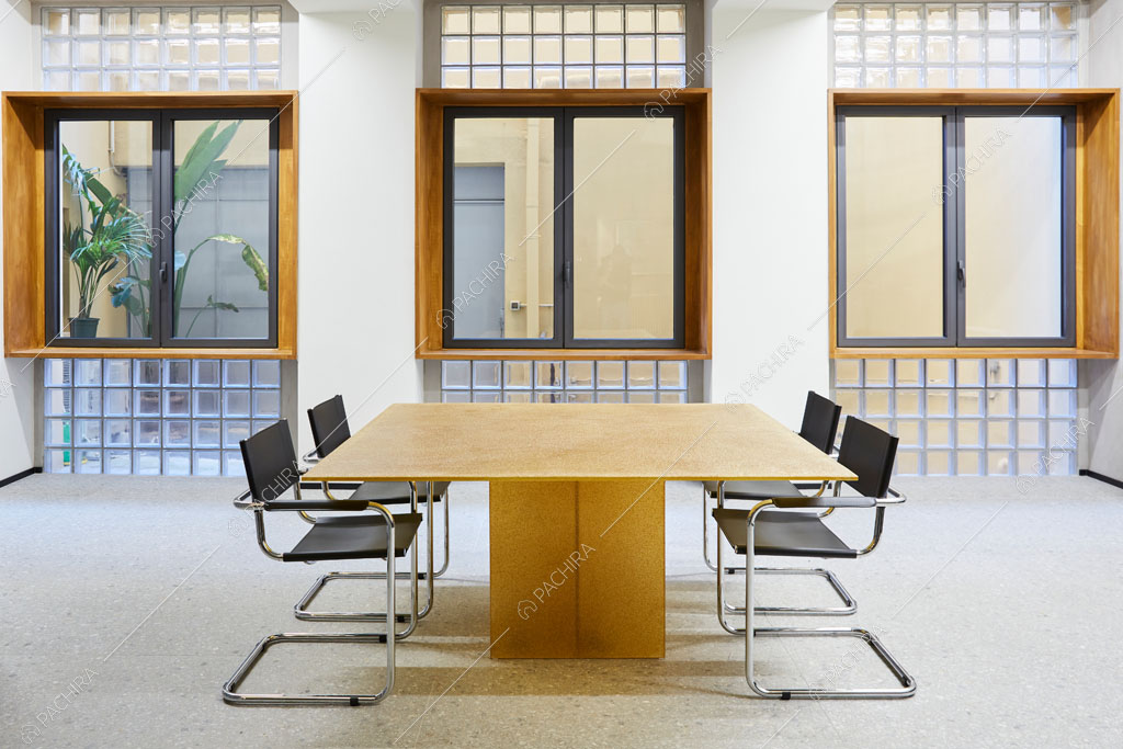 Vetrate di design nella sala dell'ufficio Olmaria, location in stile contemporaneo a Milano