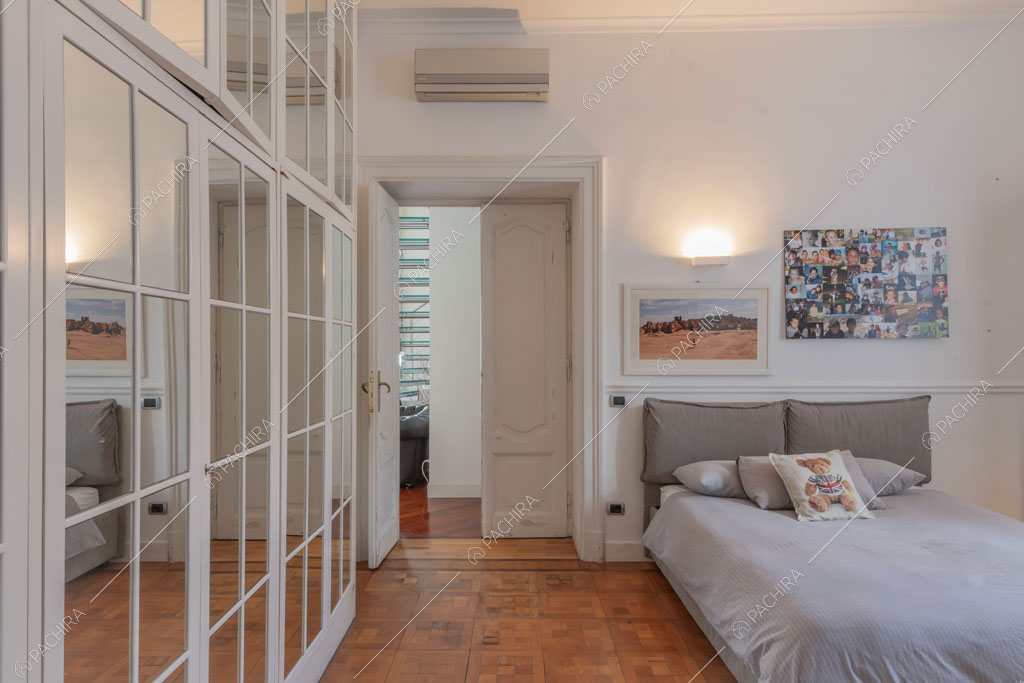 Camera da letto matrimoniale dell'appartamento Kiwano, location in stile moderno a Roma