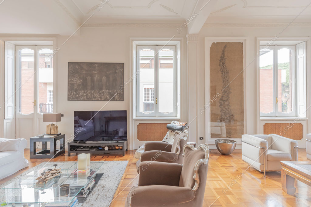 Boiserie sul soffitto della sala dell'appartamento Kiwano, location in stile moderno a Roma