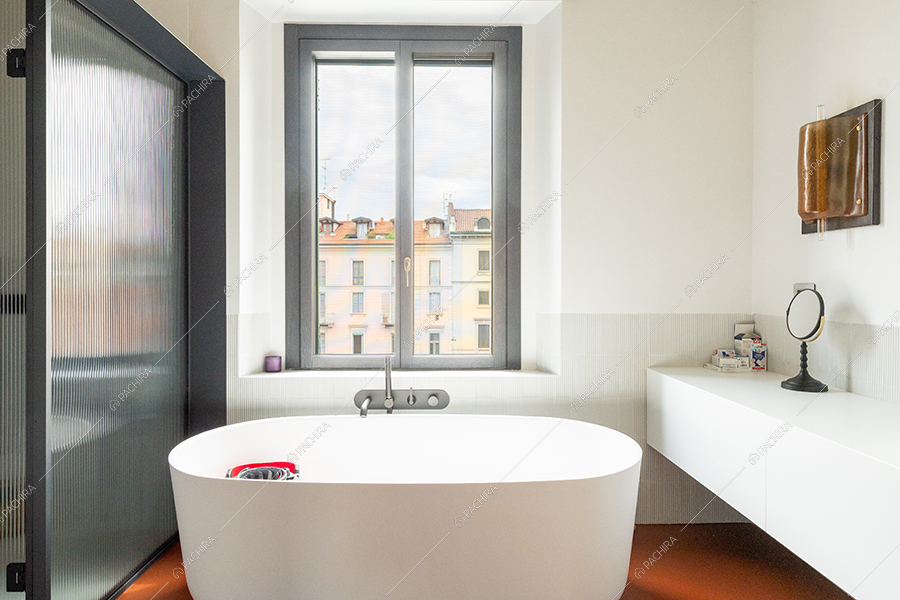 Bagno dell'appartamento Chaiotte, location in stile moderno a Milano