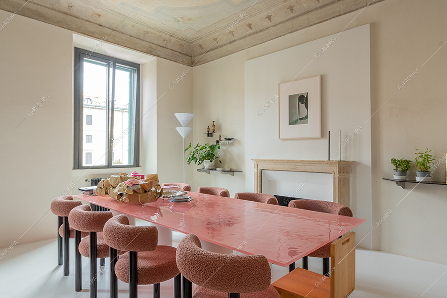 Sala da pranzo dell'appartamento Chaiotte, location in stile moderno a Milano