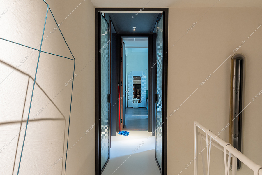 Corridoio dell'appartamento Chaiotte, location in stile moderno a Milano