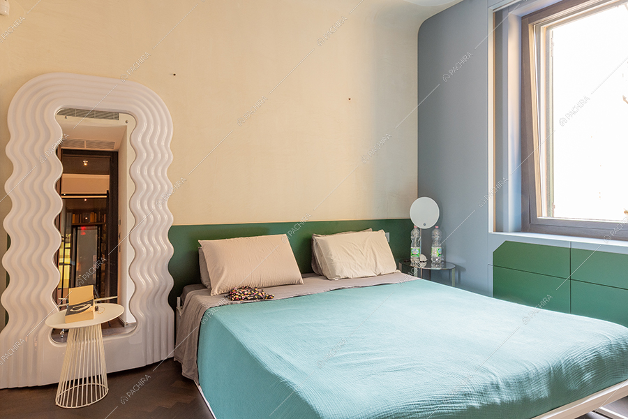 Camera da letto dell'appartamento Chaiotte, location in stile moderno a Milano