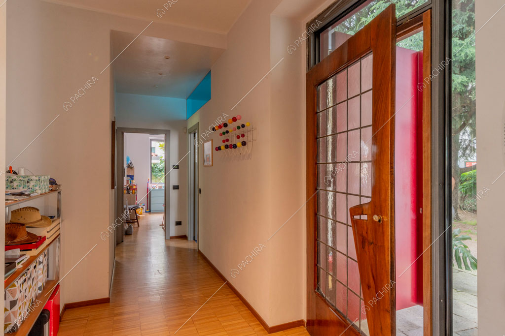 Corridoio della villa Wisteria, location in stile moderno a Milano