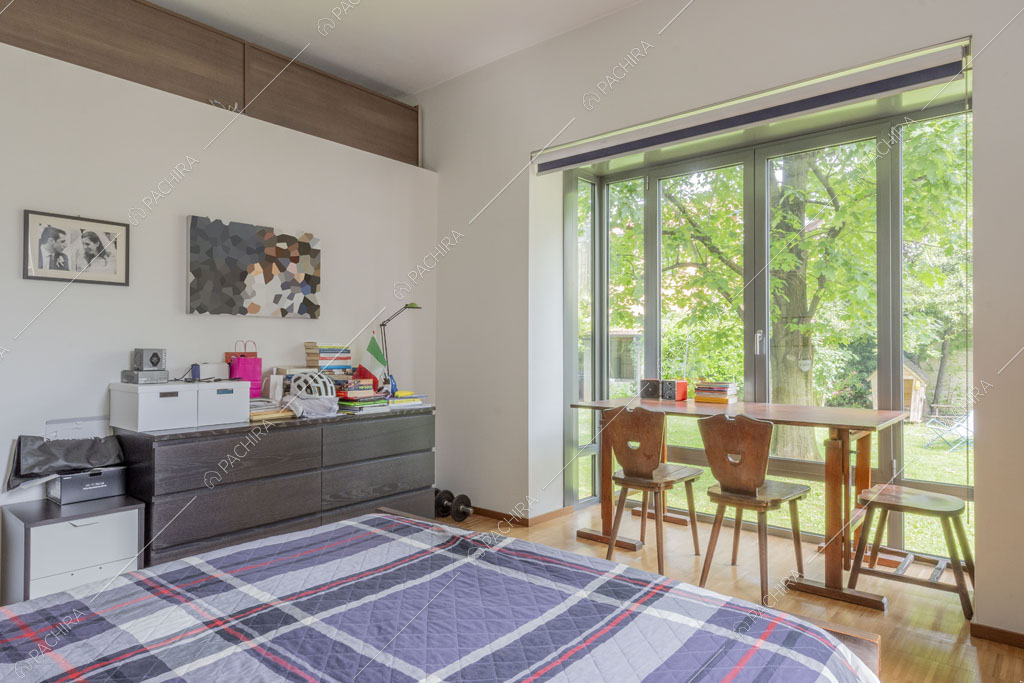 Camera da letto della villa Wisteria, location in stile moderno a Milano